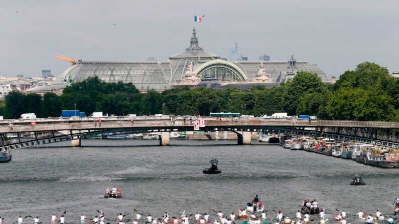 Cette cérémonie démarrera à 20H24 le 26 juillet 2024 et aura la particularité inédite de se dérouler en plein air sur la Seine. (Photo GEOFFROY VAN DER HASSELT/AFP via Getty Images).