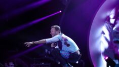 «La meilleure chose que j’ai jamais vue»: déclare Chris Martin en interrompant le concert donné par Coldplay à Barcelone