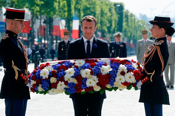 Le président Emmanuel Macron dépose une gerbe en hommage à la tombe du Soldat inconnu sous le monument de l'Arc de Triomphe à Paris le 8 mai 2018. (FRANÇOIS GUILLOT/AFP via Getty Images)