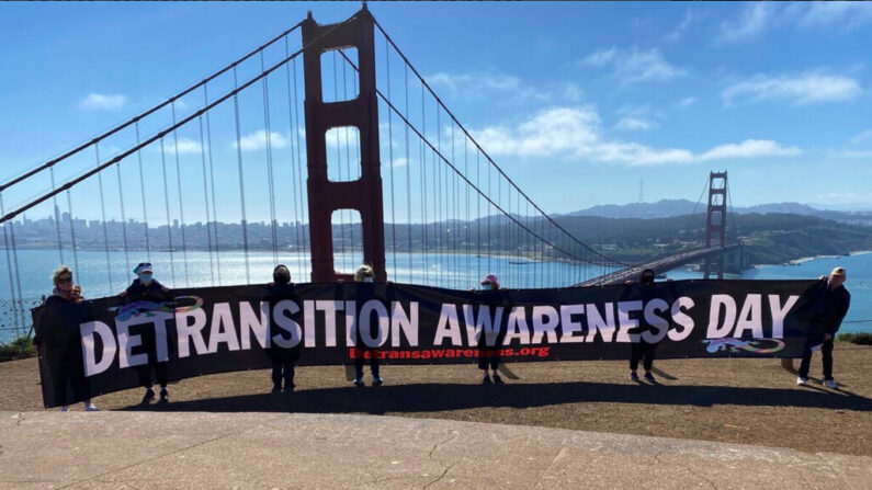 Journée de sensibilisation à la détransition près du Golden Gate Bridge à San Francisco, le 12 mars 2022. (Avec l'aimable autorisation des manifestants)
