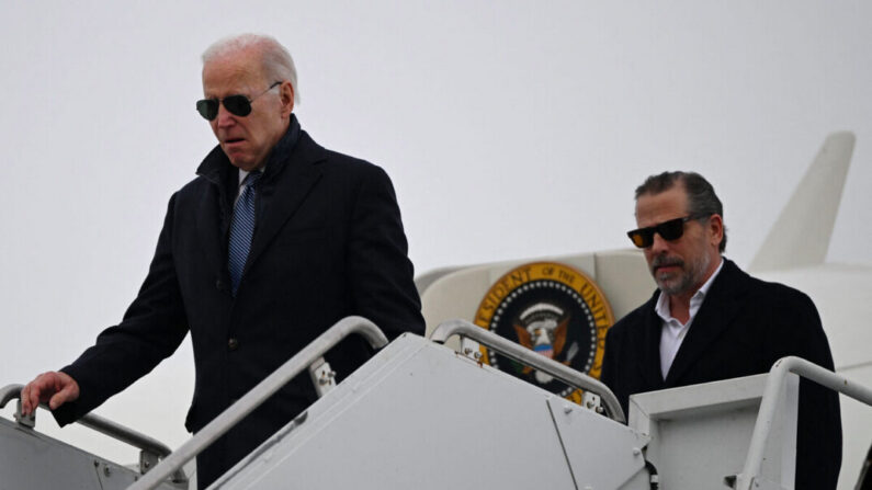 Le président Joe Biden et son fils Hunter Biden arrivent à la base de la Garde nationale aérienne de Hancock Field à Syracuse, dans l'État de New York, le 4 février 2023. (Andrew Caballero-Reynolds/AFP via Getty Images)