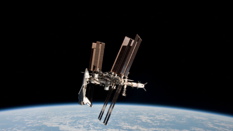 Panneaux solaires dépliés sur la station spatiale internationale. (Paolo Nespoli - ESA/NASA via Getty Images)