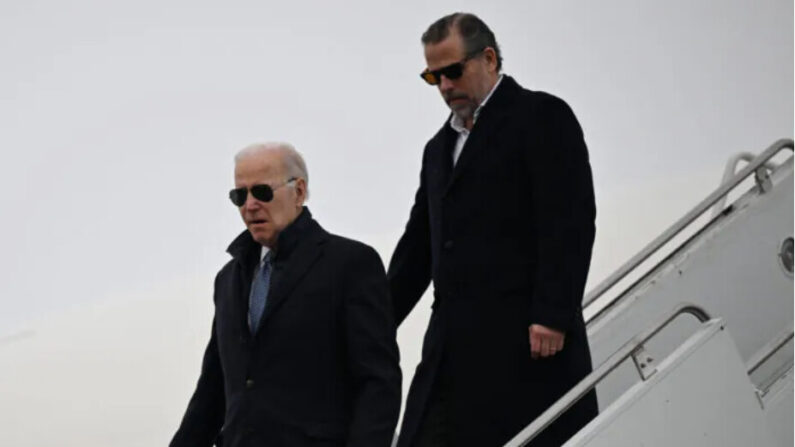 Le président Joe Biden, accompagné de son fils Hunter Biden, arrive à la base de la Garde nationale aérienne de Hancock Field à Syracuse, dans l'État de New York, le 4 février 2023. (Andrew Caballero-Reynolds/AFP via Getty Images)