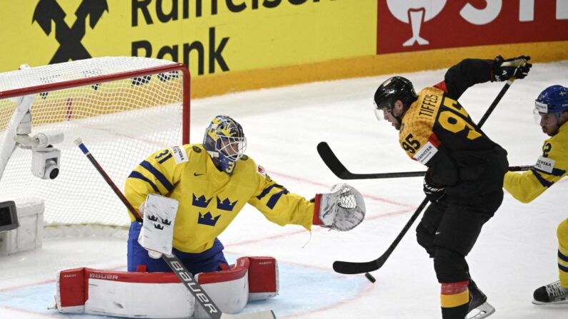 Le défenseur allemand Fabio Wagner (3eD) tire sur le gardien suédois Lars Johansson lors du match du tour préliminaire du groupe A du Championnat du monde masculin de hockey sur glace de l'IIHF entre la Suède et l'Allemagne à Tampere, Finlande, le 12 mai 2023. (Photo by ANTTI AIMO-KOIVISTO/Lehtikuva/AFP via Getty Images)