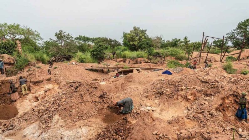 La société australienne AVZ Minerals Limited exploite cette mine de lithium dans la région de Manono, en République démocratique du Congo, en mai 2022. (Junior Kannah/AFP via Getty Images)
