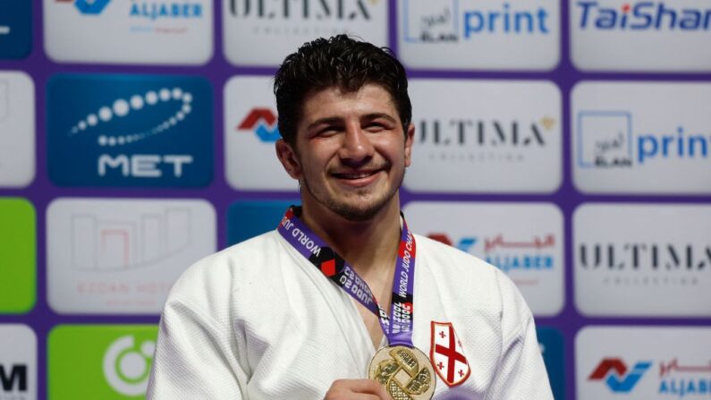 Luka Maisuradze est devenu champion du monde des -90 kg à l'issue d'une finale 100% géorgienne contre le champion olympique Lasha Bekauri, jeudi lors des Championnats du monde de judo de Doha.(Photo by KARIM JAAFAR/AFP via Getty Images)