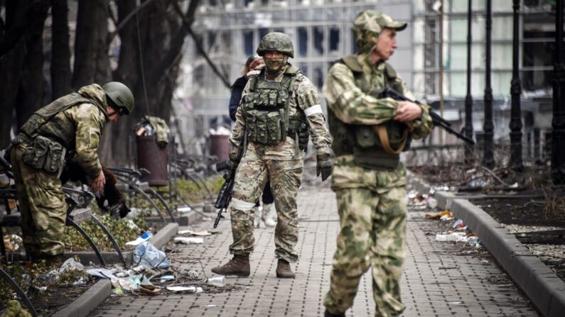 Des soldats russes dans une rue de Marioupol, au sud de l’Ukraine, le 12 avril 2022. (Alexander Nemenov/AFP via Getty Images)