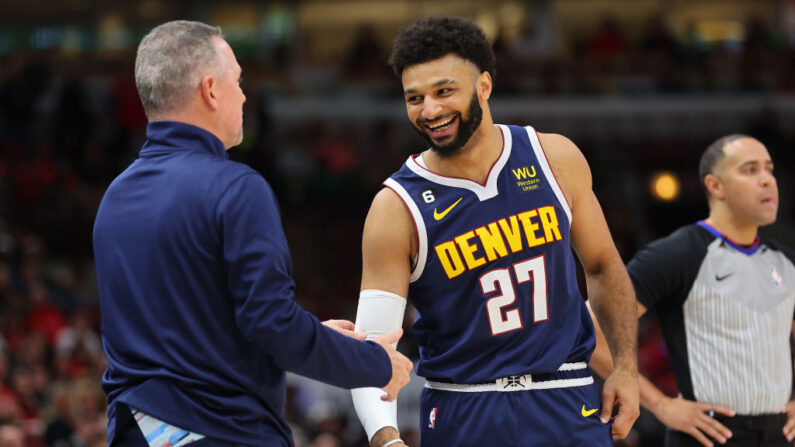 Jamal Murray #27 des Denver Nuggets avec son coach Michael Malone. (Photo by Michael Reaves/Getty Images)