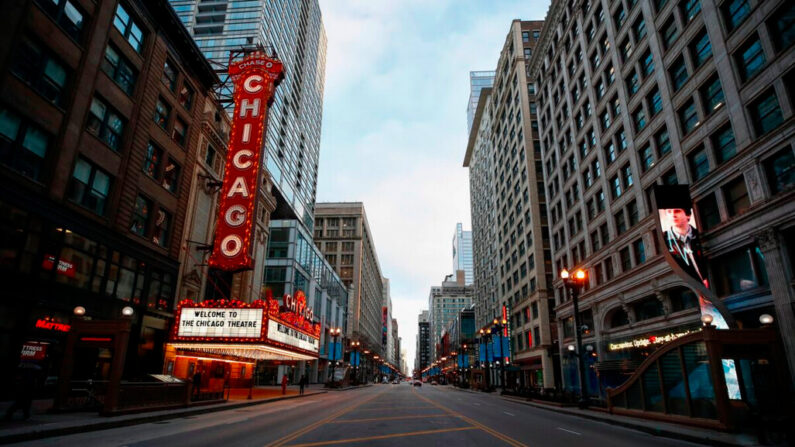 
Le théâtre fermé de Chicago à Chicago (Illinois), le 21 mars 2020. (Kamil Krzaczynski/AFP via Getty Images)


