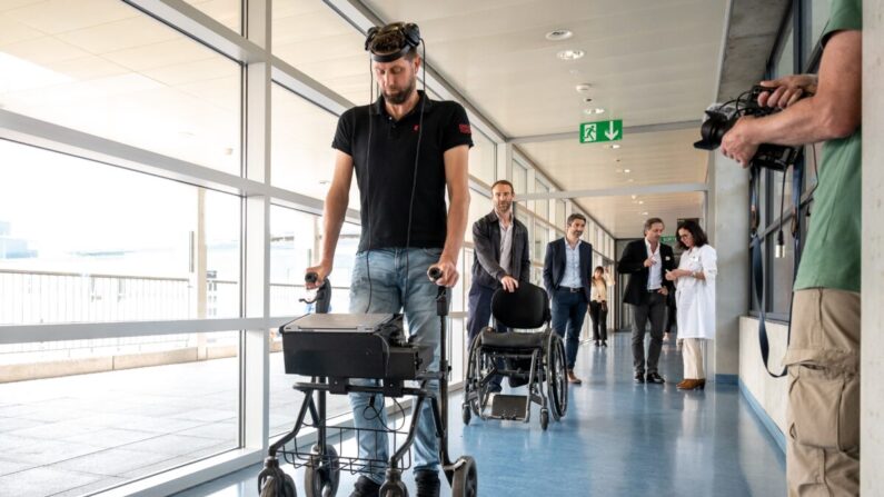 Gert-Jan Oskam, 40 ans, victime d'une lésion de la moelle épinière qui l'a laissé paralysé, marche avec ses implants lors d'une conférence de presse à Lausanne, Suisse, le 23 mai 2023. (Fabrice Coffrini/AFP via Getty Images)