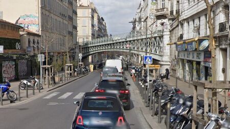 Marseille : un camion trop grand force le passage sous un pont et se retrouve bloqué