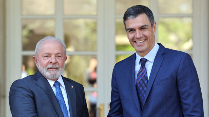 Le Premier ministre espagnol Pedro Sanchez (d.) serre la main du président brésilien Luiz Inacio Lula da Silva, lors d'une visite de deux jours en Espagne, au palais de la Moncloa à Madrid le 26 avril 2023. (Photo THOMAS COEX/AFP via Getty Images)