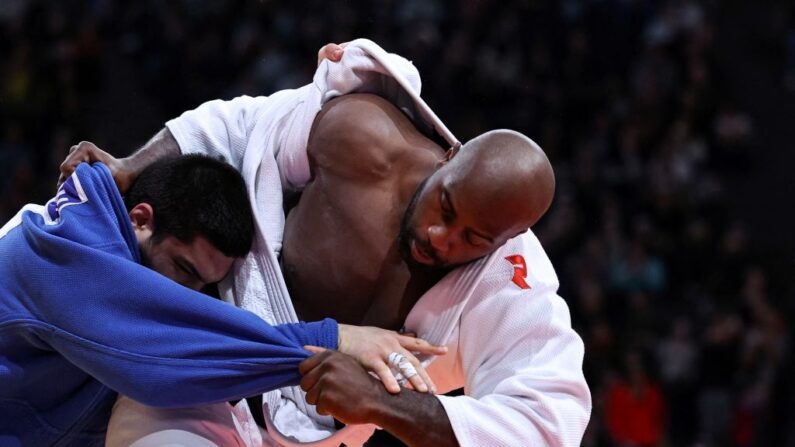 Teddy Riner, de retour aux Mondiaux après six ans d'absence, s'est qualifié pour les quarts de finale des Championnats du monde de judo, samedi à Doha. (Photo by ANNE-CHRISTINE POUJOULAT/AFP via Getty Images)