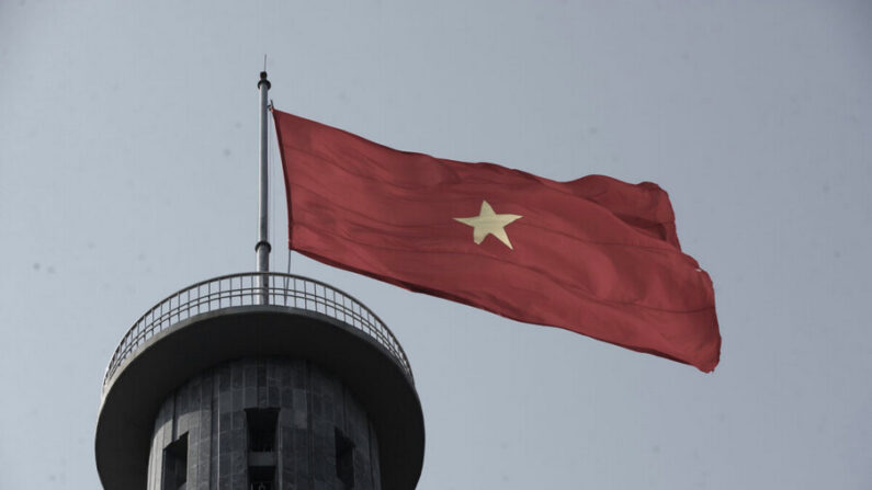 Un drapeau vietnamien flottant au sommet de la tour Lung Cu dans le district de Dong Van, province septentrionale de Ha Giang, Vietnam. (Photo d'archive non datée Hoang Dinh Nam/AFP via Getty Images)
