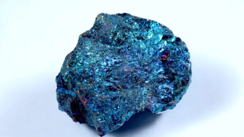 Un morceau de minerai de chalkopyrite contenant du cuivre, un métal utilisé dans les téléphones portables, est posé sur une table à Berlin dans une photo d'archive. (Sean Gallup/Getty Images)