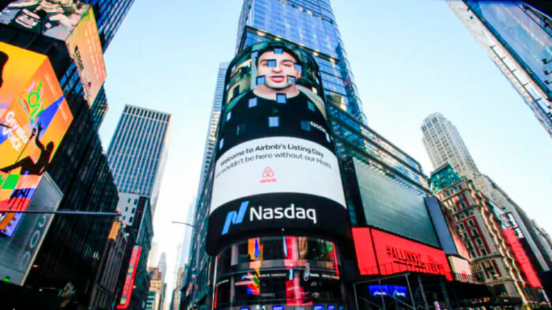 Le panneau d'affichage numérique du Nasdaq à Times Square, New York, le 10 décembre 2020. (Kena Betancur/AFP via Getty Images)