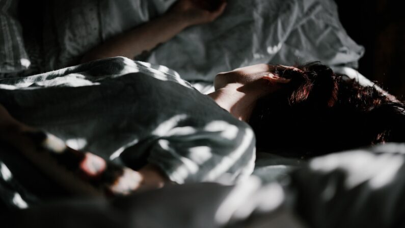 À mesure que l’on vieillit, le sommeil va de moins en moins de soi…
Annie Spratt/Unsplash