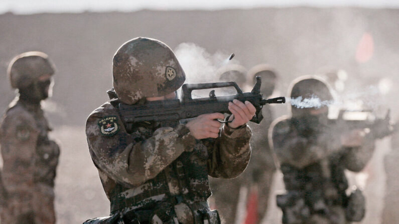 Des soldats de l'Armée populaire de libération (APL) participent à un entraînement militaire dans les monts Pamir à Kashgar, dans la région du Xinjiang (nord-ouest de la Chine), le 4 janvier 2021. (/AFP via Getty Images)