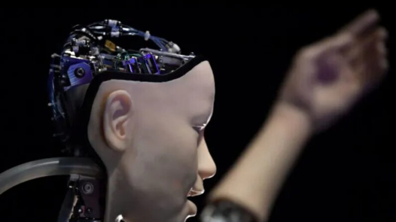 Un robot IA intitulé « Alter 3 : Offloaded Agency » photographié lors d'un photocall pour promouvoir la prochaine exposition intitulée « AI : More than Human », au Barbican Centre à Londres, le 15 mai 2019. (Ben Stansall/AFP via Getty Images)