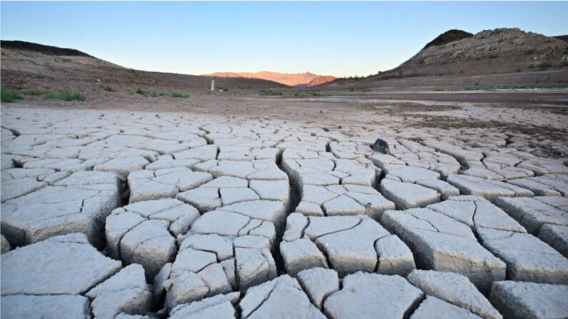 Le lit fissuré du lac Mead, frappé par la sécheresse, à Boulder City, Nevada, le 15 septembre 2022. (Frederic J. Brown/AFP via Getty Images)