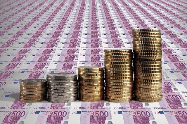 Selon un rapport de l'association Oxfam, les P-DG des grandes entreprises françaises ont augmenté leur rémunération de 66 % en moyenne entre 2011 et 2021. Gerd Altmann/Pixabay, CC BY-SA