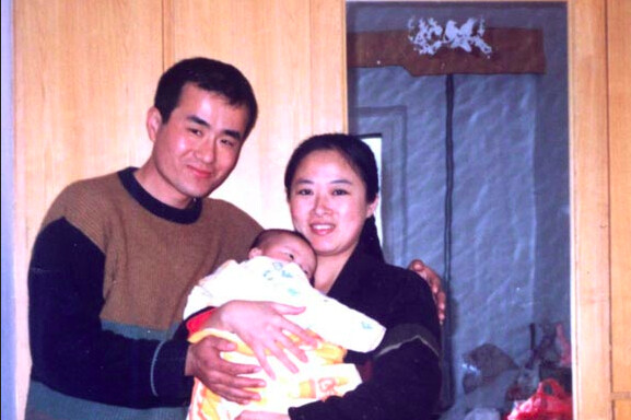 La famille autrefois heureuse : Qu Hui (à gauche), employé au port maritime de Dalian, Liu Xinying (à droite), infirmière à l'hôpital d'obstétrique et de gynécologie de Dalian, et leur petite fille. (Minghui.org)