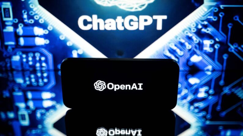 Des écrans affichant les logos d'OpenAI et de ChatGPT, à Toulouse, dans le sud-ouest de la France, le 23 janvier 2023. (Lionel Bonaventure/AFP via Getty Images)