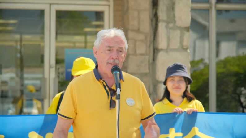Michael Prue, le maire d'Amherstburg en Ontario, a pris la parole lors de la cérémonie de levée du drapeau lors de la Journée mondiale du Falun Dafa, devant l'édifice municipal, le 5 mai dernier. (Capture d'écran NTD via Epoch Times)