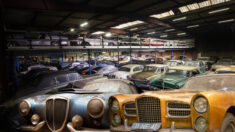 « On peut difficilement faire plus éclectique » : le hangar d’un collectionneur de 230 voitures anciennes ultra rares ouvre ses portes pour la première fois en 40 ans
