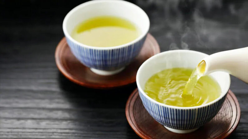 Des études ont montré que boire du thé vert aide à soulager le stress et la dépression. (Nishihama/Shutterstock)