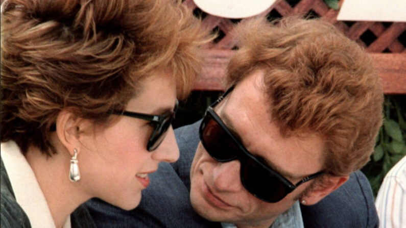Johnny Hallyday s'entretient, le 10 mai 1985, avec Nathalie Baye, lors de la présentation du film "Detective", mis en scène par Jean-Luc Godard, au festival international du cinéma à Cannes. (Photo by RALPH GATTI/AFP via Getty Images)