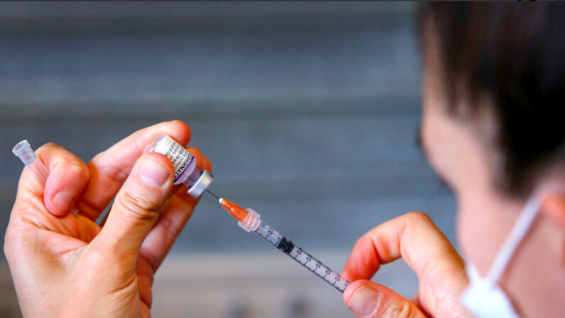 Préparation d'un vaccin Pfizer le 3 octobre 2021. (Lisa Maree Williams/Getty Images)