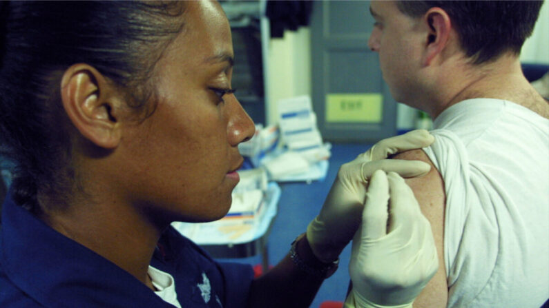 Un militaire américain reçoit un vaccin contre la variole dans le golfe d'Aden, au large de la côte de Djibouti, sur une photo de 2003. (Sean Gallup/Getty Images)