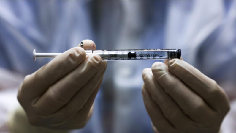 Une personne tient une dose du vaccin Covid-19 de Johnson & Johnson avant qu'elle ne soit administrée dans le cadre d'un essai clinique à Aurora, au Colorado, le 15 décembre 2020. (Michael Ciaglo/Getty Images)