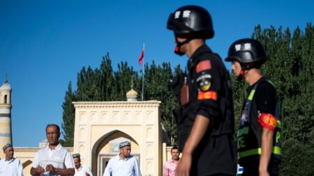 Des musulmans chinois affrontent la police lors de la démolition partielle d’une mosquée dans le Yunnan