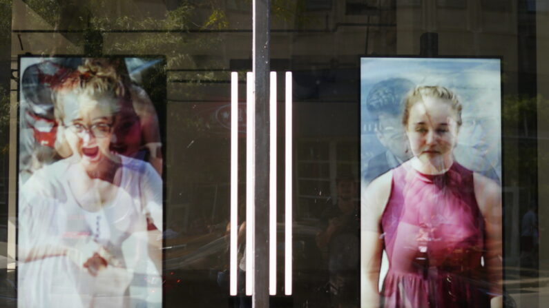 «Assemblée redondante», 2015, UQAM. Cette installation de l'artiste Rafael Lozano-Hemmer détecte et enregistre les visages des passants de la rue Sainte-Catherine à Montréal. Ces miroirs numériques superposent les traits de ceux qui les contemplent avec ceux des précédents spectateurs, créant d’évanescents portraits composites.
(art_inthecity/Flickr, CC BY-NC-ND)