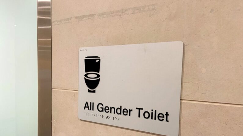 Symbole des toilettes pour hommes et femmes à l'aéroport international de Sydney, en Australie, le 11 décembre 2022. (Daniel Teng/Epoch Times)