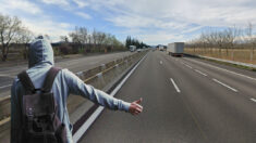 Un jeune de 17 ans retrouvé en train de faire du stop au milieu de l’autoroute A7