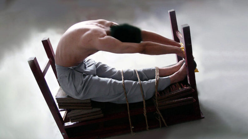 Reconstitution de la méthode de torture du "banc du tigre" : Un pratiquant de Falun Gong est attaché à une table renversée dans une position qui peut infliger une douleur insupportable et faire perdre conscience à la victime. (Minghui.org)