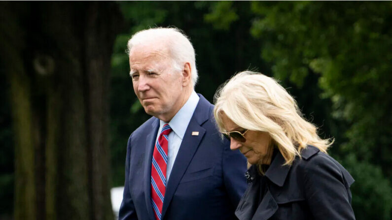 Le président Joe Biden (à gauche) et la première dame Jill Biden (à droite) arrivent sur la pelouse sud de la Maison Blanche à Washington le 30 mai 2023. (Madalina Vasiliu/Epoch Times)