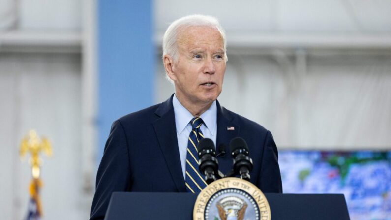Le président Joe Biden prononce un discours à la suite d'une réunion d'information sur les travaux de réparation et de reconstruction de l'autoroute Interstate-95, à Philadelphie (Pennsylvanie), le 17 juin 2023. (Julia Nikhinson/AFP via Getty Images)