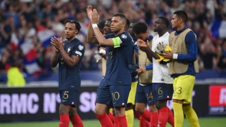 L'équipe de France a achevé sa riche saison par une victoire étriquée contre une accrocheuse sélection grecque (1-0). (Photo by FRANCK FIFE/AFP via Getty Images)