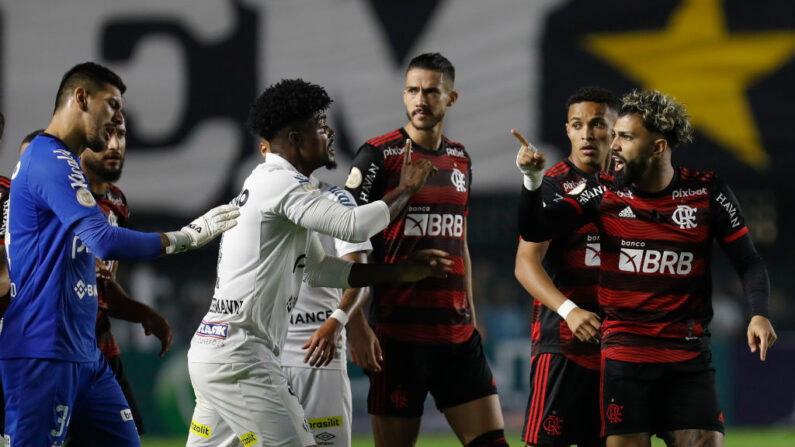 Gabriel Barbosa de Flamengo se dispute avec Eduardo Bauermann de Santos pendant le match entre Santos et Flamengo, le 02 juillet 2022 à Santos, Brésil. (Photo by Ricardo Moreira/Getty Images)