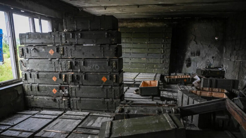 Des caisses de munitions abandonnées sont visibles à la périphérie d'Izyum, dans la région de Kharkiv en Ukraine, lors de l'invasion russe de l'Ukraine, le 14 septembre 2022. (Juan Barreto/AFP via Getty Images)