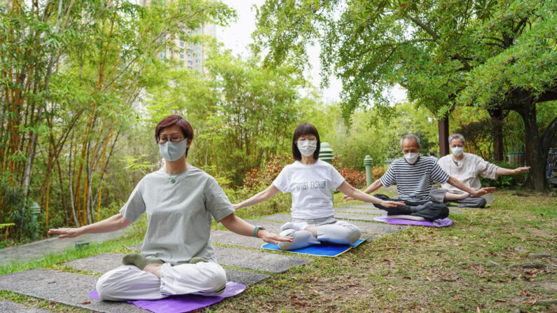 Il y a dix ans, Ah Hong, citoyenne de Hong Kong, a découvert qu'elle était atteinte d'un cancer à un stade avancé. Un médecin lui a donné un maximum de six mois à vivre. En pratiquant le Falun Gong, son corps s'est miraculeusement rétabli. Cette photo montre des pratiquants de Falun Gong de Hong Kong. (Adrian Yu/The Epoch Times)