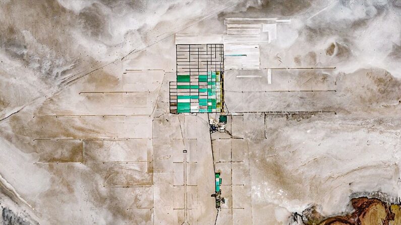 L’un des plus importants gisements de lithium mondial se trouve dans le salar d’Uyuni, en Bolivie. Il est extrait en siphonnant les eaux des bassins d’évaporation, visible sur cette vue satellite. Pierre Markuse / Copernicus Sentinel program / Wikimedia commons, CC BY