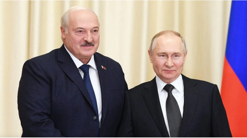 Le président russe Vladimir Poutine (à dr.) rencontre son homologue biélorusse Alexandre Loukachenko à la résidence d'État de Novo-Ogaryovo dans les environs de Moscou, le 17 février 2023. (Vladimir Astapkovich/Sputnik/AFP via Getty Images)