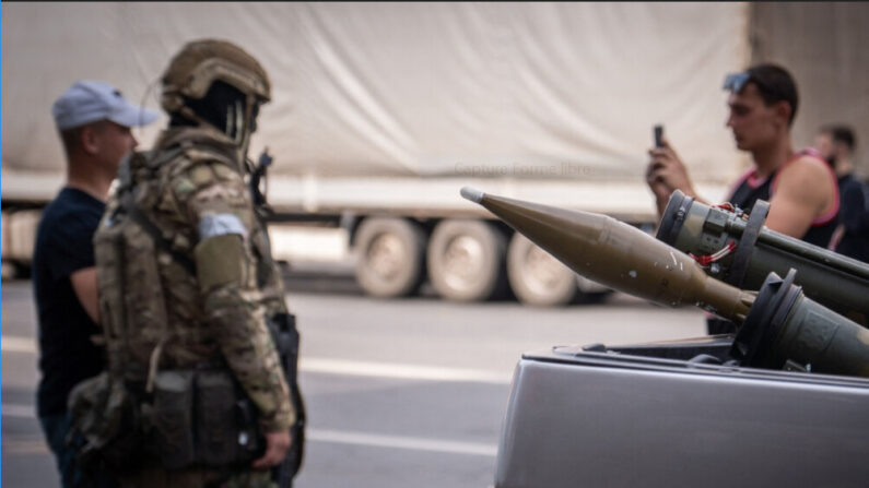 Des habitants de Rostov-sur-le-Don, une grande ville dans le sud de la Russie, posent pour une photo avec un combattant du groupe Wagner, le 24 juin 2023. (Roman Romokhov/AFP via Getty Images)