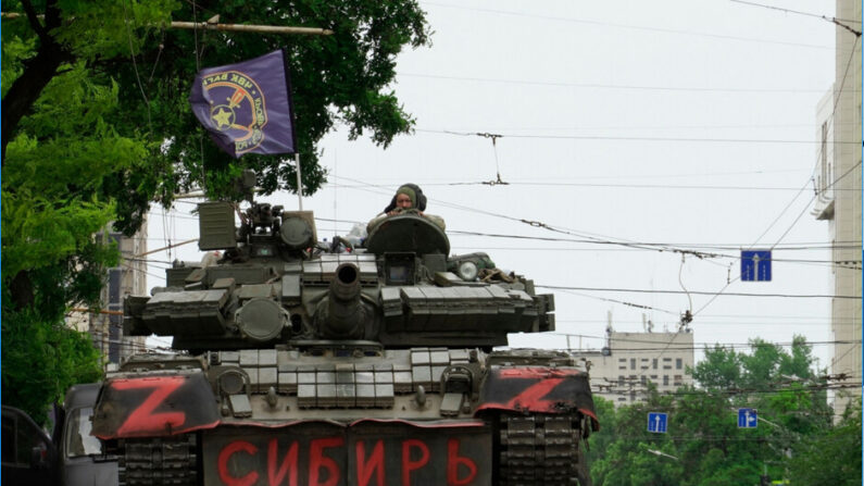 Des membres du groupe Wagner se déplacent dans un char dans une rue de Rostov-sur-le-Don, grande ville au sud de la Russie, qu’ils ont brièvement occupée, le 24 juin 2023. (Photo par Stringer/AFP via Getty Images)