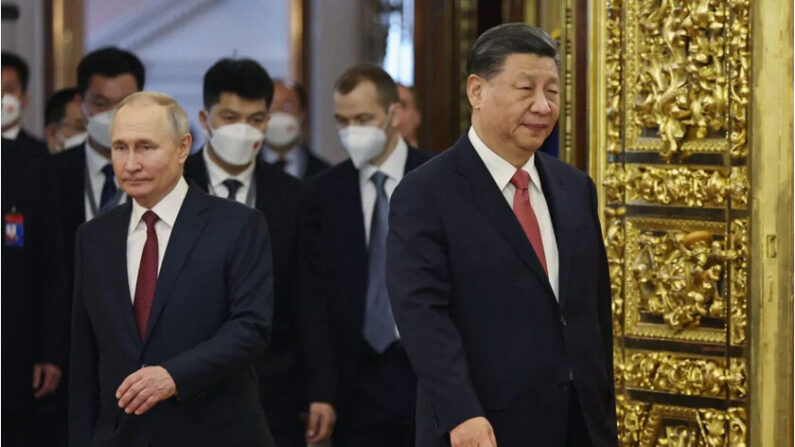 Le président russe Vladimir Poutine rencontre le dirigeant chinois Xi Jinping au Kremlin, à Moscou, le 21 mars 2023. (Mikhail Tereshchenko/Sputnik/AFP via Getty Images)